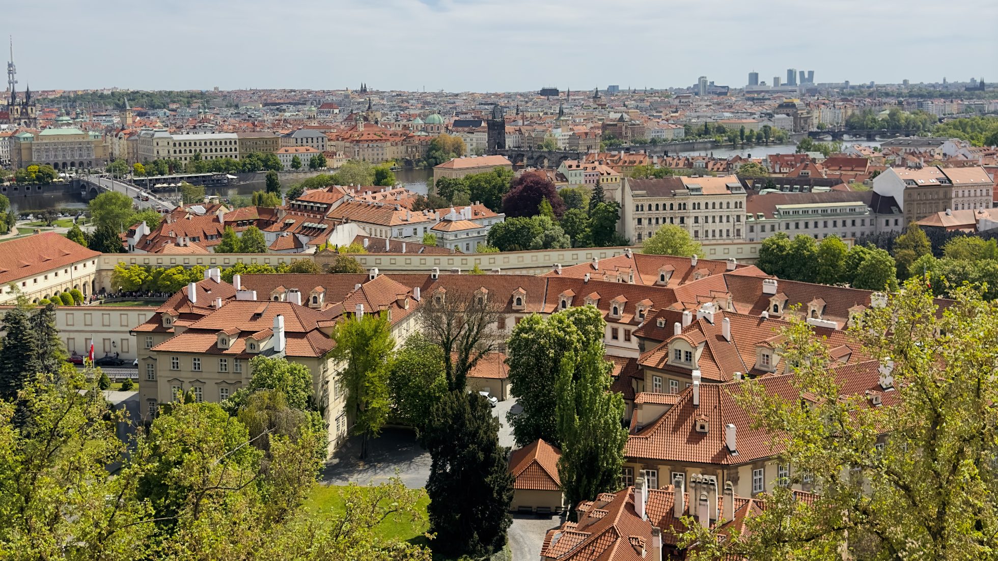 Widok na zabudowę w Pradze.